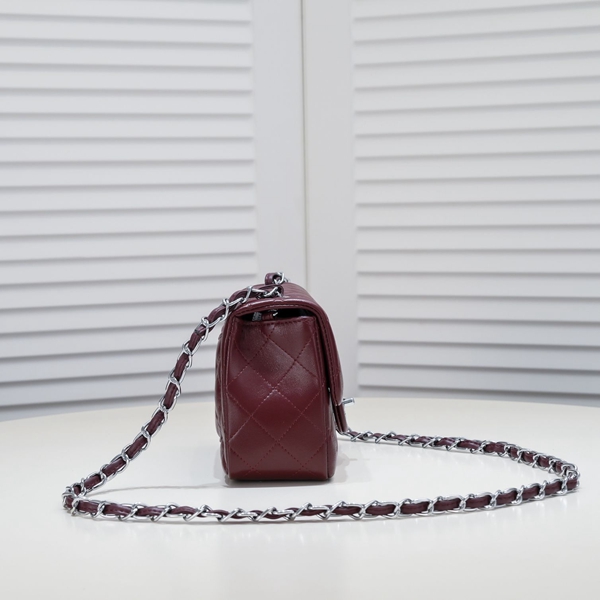 シャネルバッグ背面デザイン